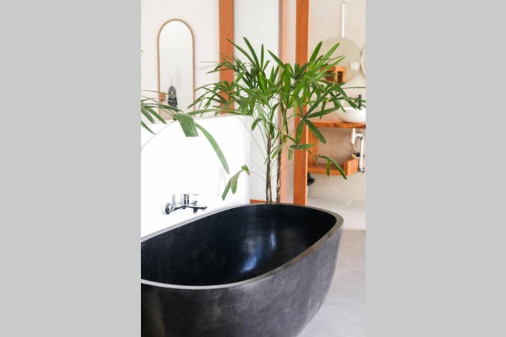 Kiki Village Bathtub Canggu Екстериор снимка